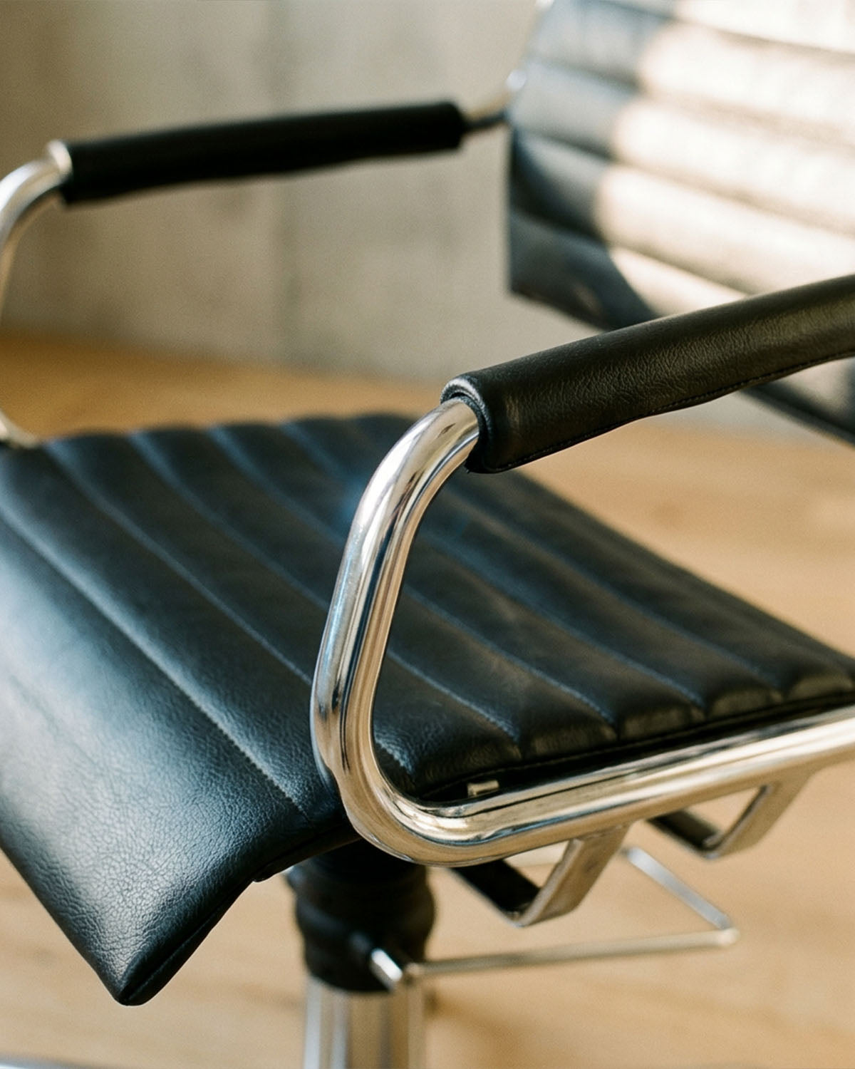 Greiner 59 - black styling chair with chrome cross base